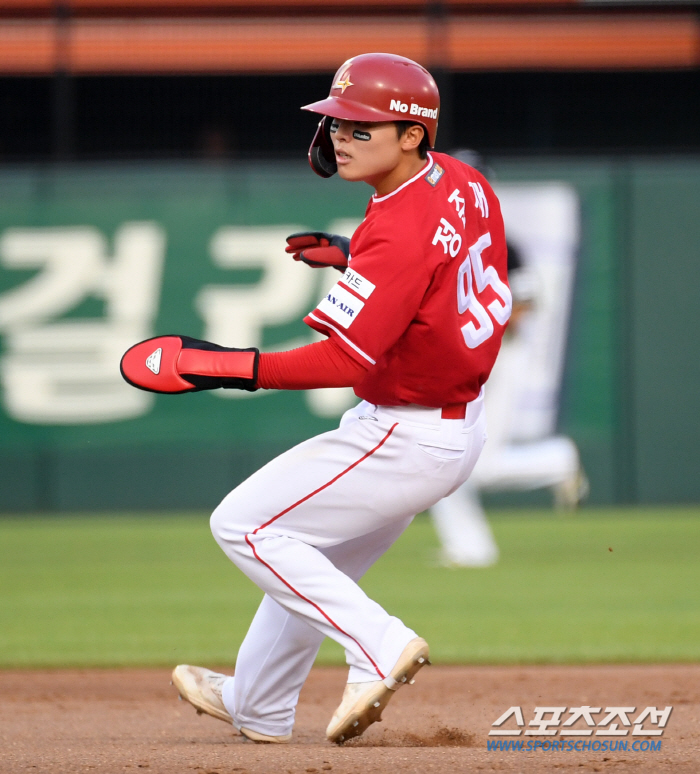 "TV로 보는데, 우리팀 아닌줄 알았어요" 최정도 낯설다, 이렇게 어려지…