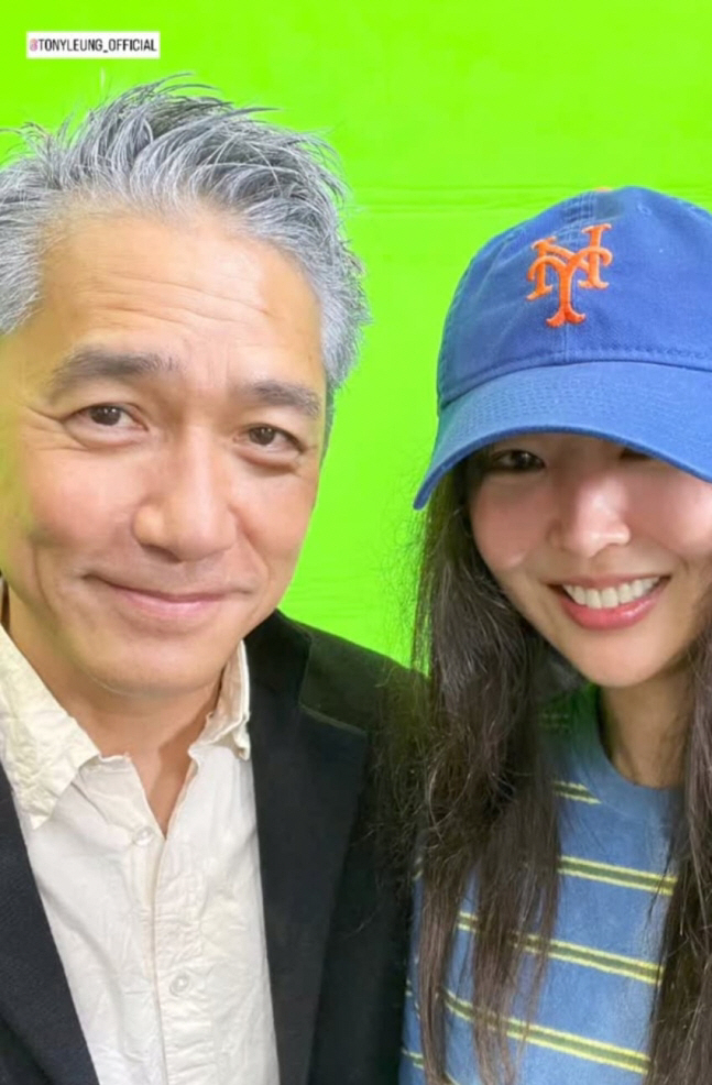 [SCin스타] '파란 모자' 쓴 민희진은 참지 않지..'백발' 양조위와…