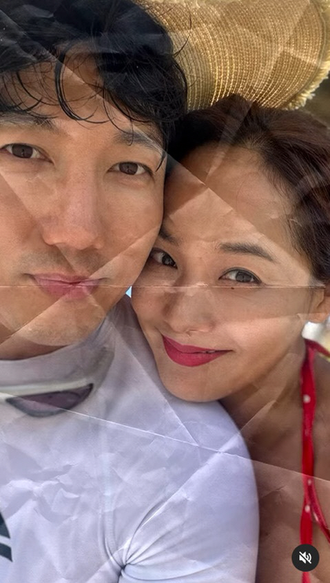 유진♥기태영, 영화같은 입맞춤..결혼 14년차에도 여전한 애정