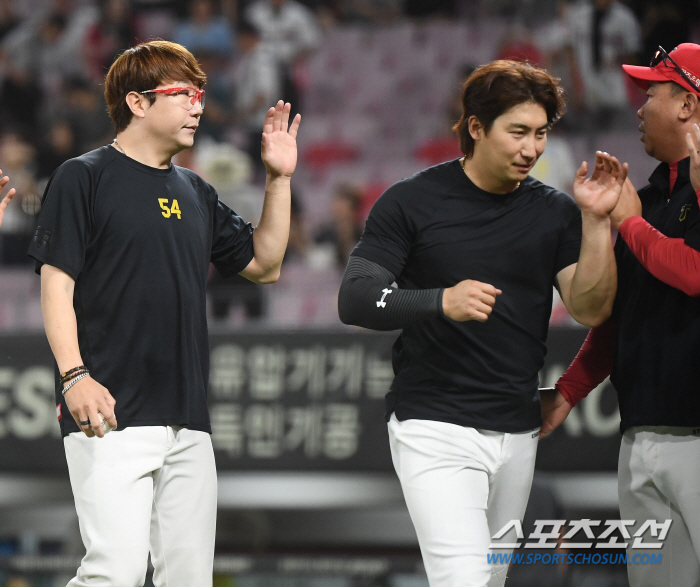 "(슈퍼매치)중요하지만 나는 현종이 팔이 중요. 이게 백번 옳다." 꽃감…