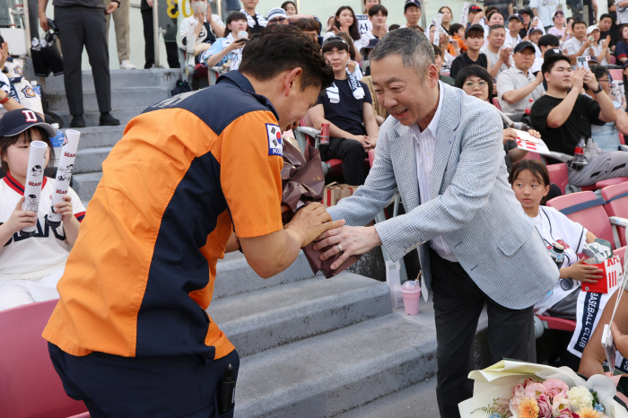 말로만 하지 않는다, 이게 바로 '찐사랑'...회장님이 관중석으로 올라간…
