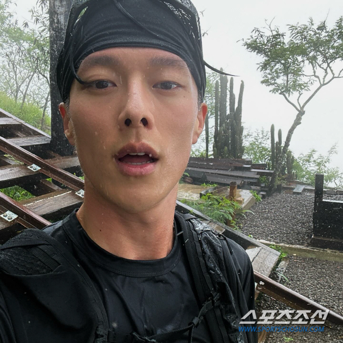 [SCin스타] 비바람 불어도 '히어로' 복귀주는 끄떡 없어…'우중 등산…