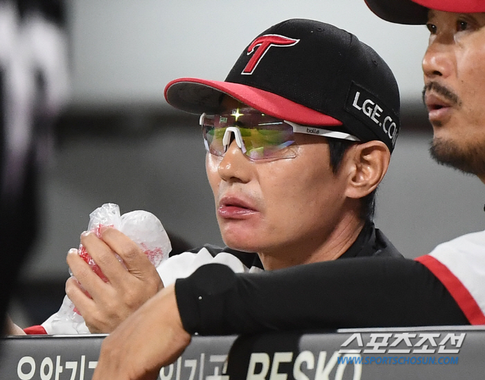 나성범 파울 타구 맞아 아랫입술 터진 염갈량 "2이닝 세이브 유영찬 정말…