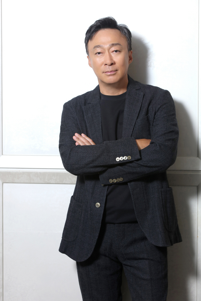 [SC인터뷰] "상의 노출까지"…'핸섬가이즈' 이성민, 천만 배우가 버무…