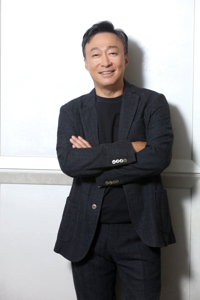 [SC인터뷰] "상의 노출까지"…'핸섬가이즈' 이성민, 천만 배우가 버무…