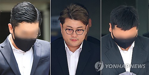 (서울=연합뉴스) 김도훈 기자 = 음주 운전 뺑소니 혐의를 받는 가수 김호중과 이와 관련한 소속사 관계자들이 24일 구속 전 피의자 심문(영장실질심사)을 위해 법정에 출석했다. 왼쪽부터 김씨 매니저에게 허위 자수를 지시한 혐의를 받는 소속사 생각엔터테인먼트 이광득, 음주 뺑소니 혐의의 가수 김호중, 김씨 차량의 블랙박스 메모리카드를 제거한 혐의를 받는 본부장 전모씨가 각각 영장심사를 마치고 서울중앙지법을 나서고 있다. 2024.5.24 superdoo82@yna.co.kr