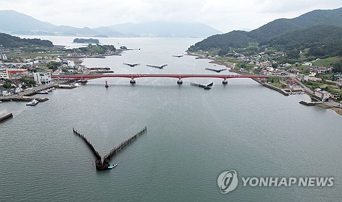 (남해=연합뉴스) 김동민 기자 = 장마를 앞둔 20일 오후 경남 남해군 삼동면 지족해협 일대 죽방렴에서 한 어민이 멸치잡이를 준비하고 있다. 2024.6.20 image@yna.co.kr