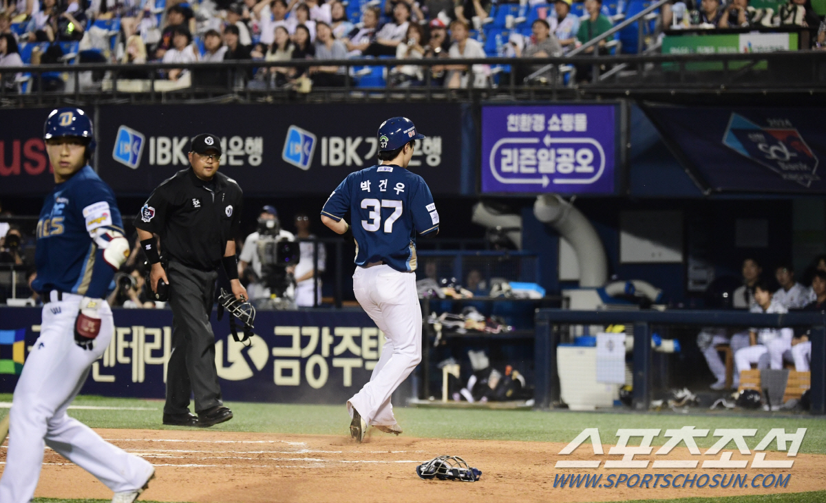 인필드 플라이→3루 송구→주자 베이스 터치→세이프? 잠실에 도대체 무슨 …