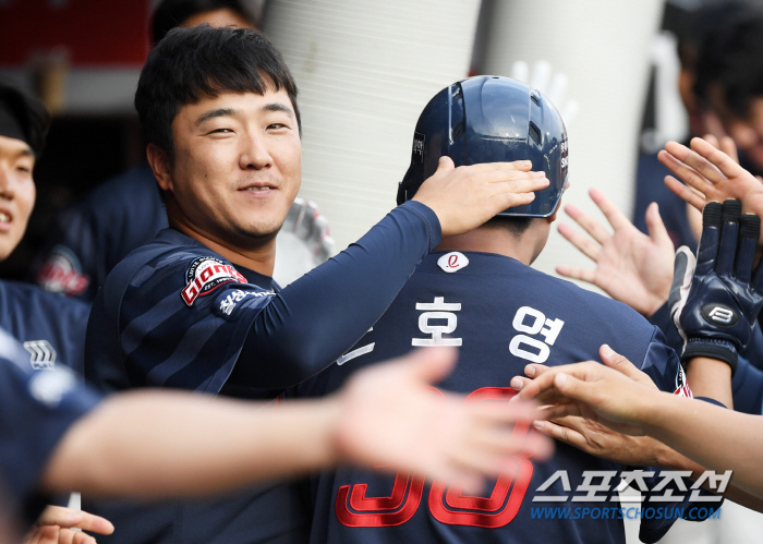'어디 있다 온 거야?' 14년 차 롯데맨 정훈도 감탄한 트레이드 복덩이…