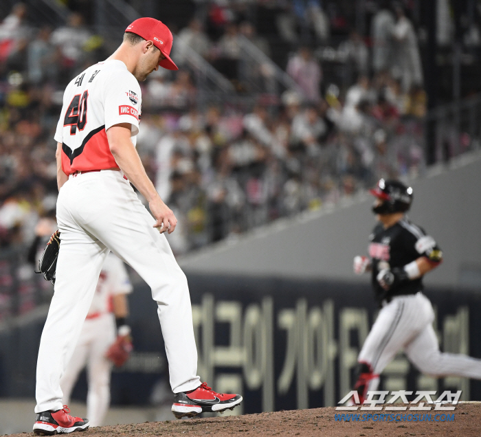'12경기 2홈런→3경기 4홈런...' 호투하다 쾅! 스위퍼 최강 에이스…