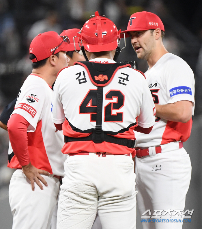 '12경기 2홈런→3경기 4홈런...' 호투하다 쾅! 스위퍼 최강 에이스…