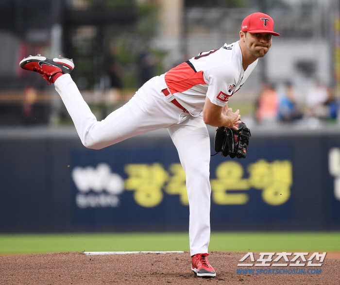 '12경기 2홈런→3경기 4홈런...' 호투하다 쾅! 스위퍼 최강 에이스…