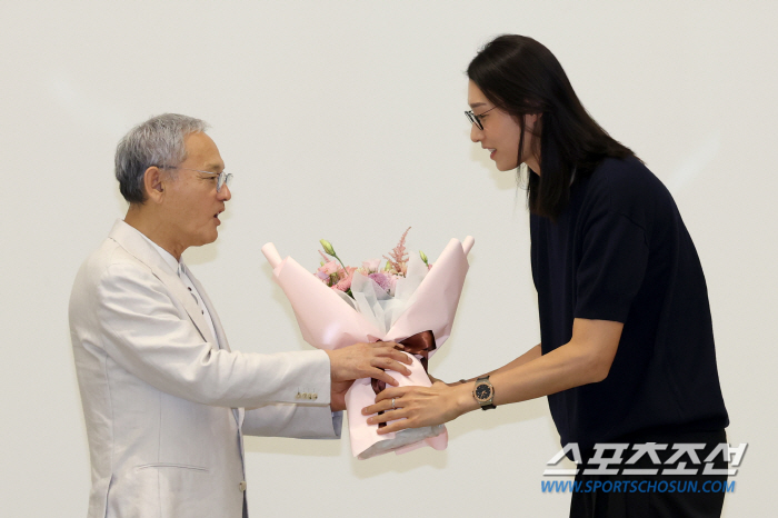 김연경 등 '은퇴국대' 만난 유인촌 장관"대한체육회 중심 시스템 한계..…
