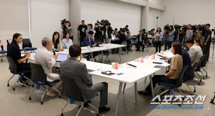 김연경 등 '은퇴국대' 만난 유인촌 장관"대한체육회 중심 시스템 한계..…