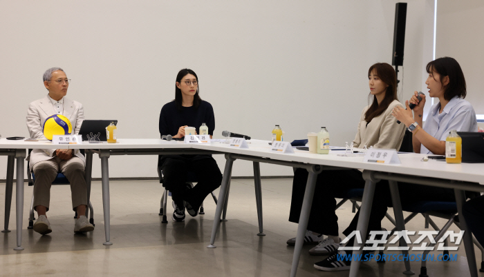 김연경 등 '은퇴국대' 만난 유인촌 장관"대한체육회 중심 시스템 한계..…