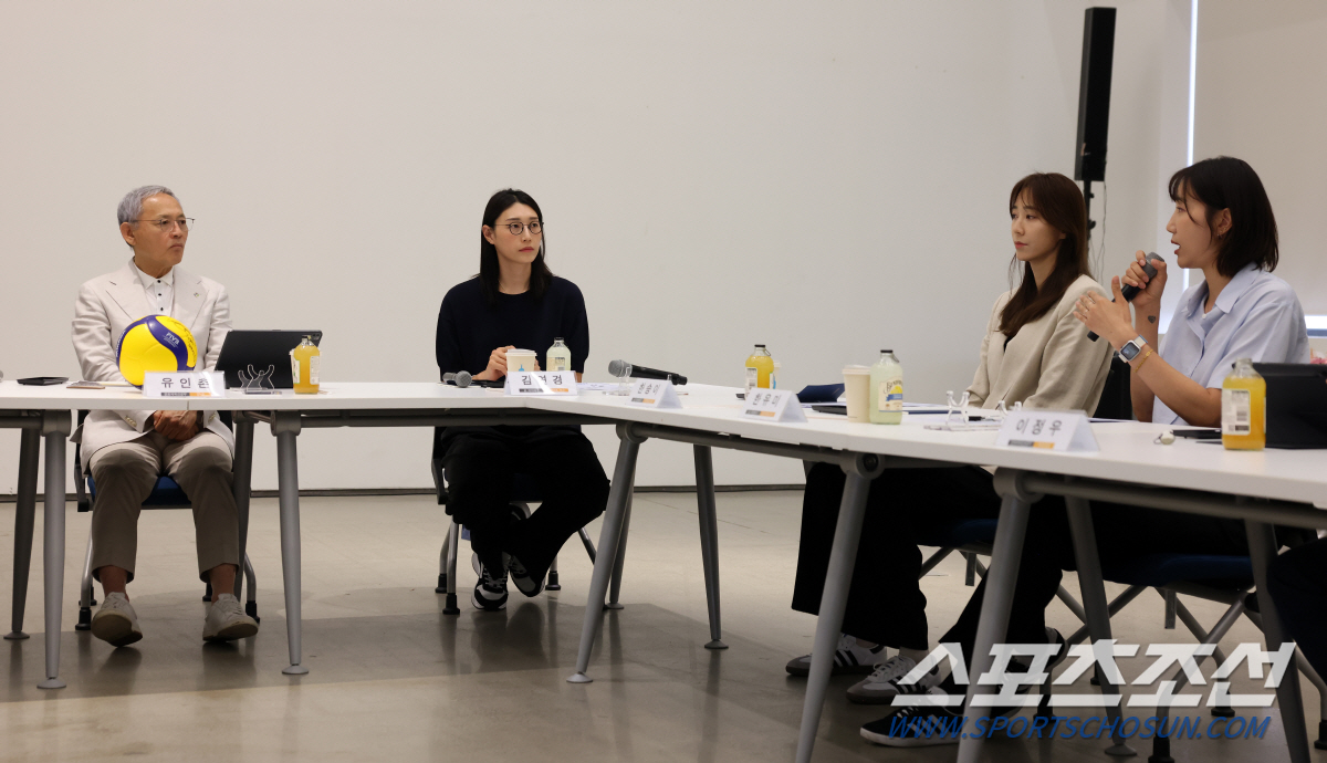 김연경 등 '은퇴국대' 만난 유인촌 장관"대한체육회 중심 시스템 한계..…