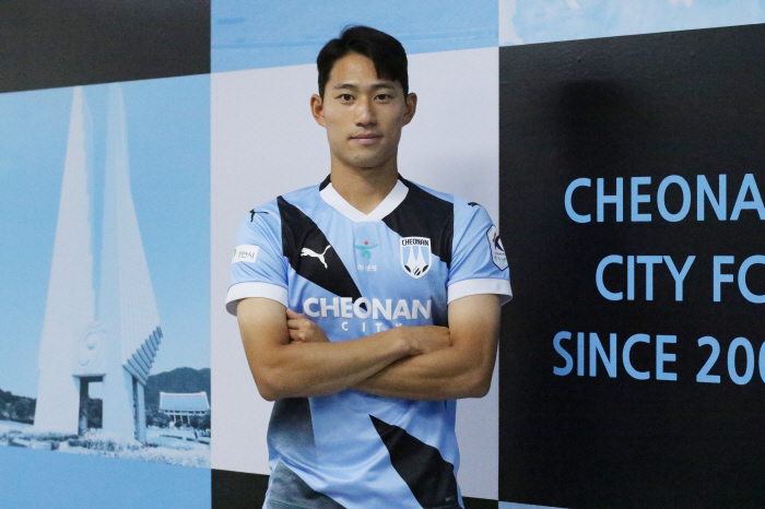 [오피셜]"프로 꿈 이뤘다" 천안시티FC, 중원 강화 위해 공격형 MF …