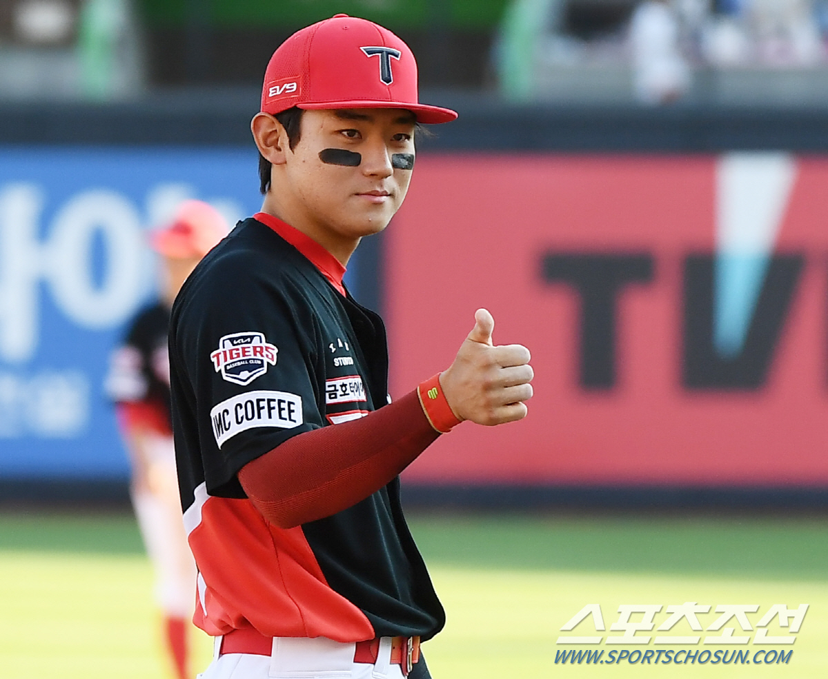 '형 같은데?' 천재 타자가 엄지 치켜든 터미네이터, 130m 홈런포를 …