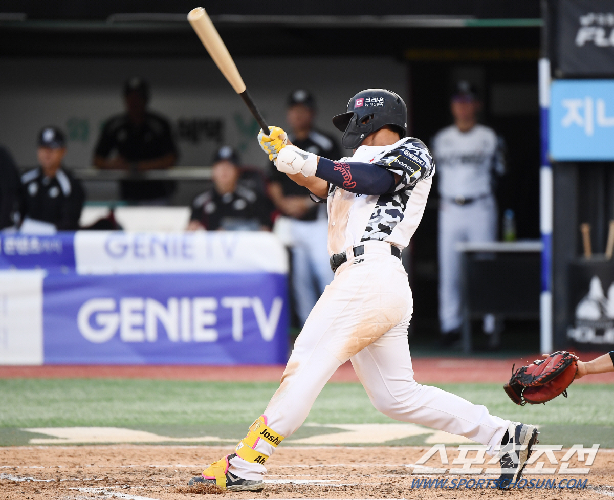 '형 같은데?' 천재 타자가 엄지 치켜든 터미네이터, 130m 홈런포를 …