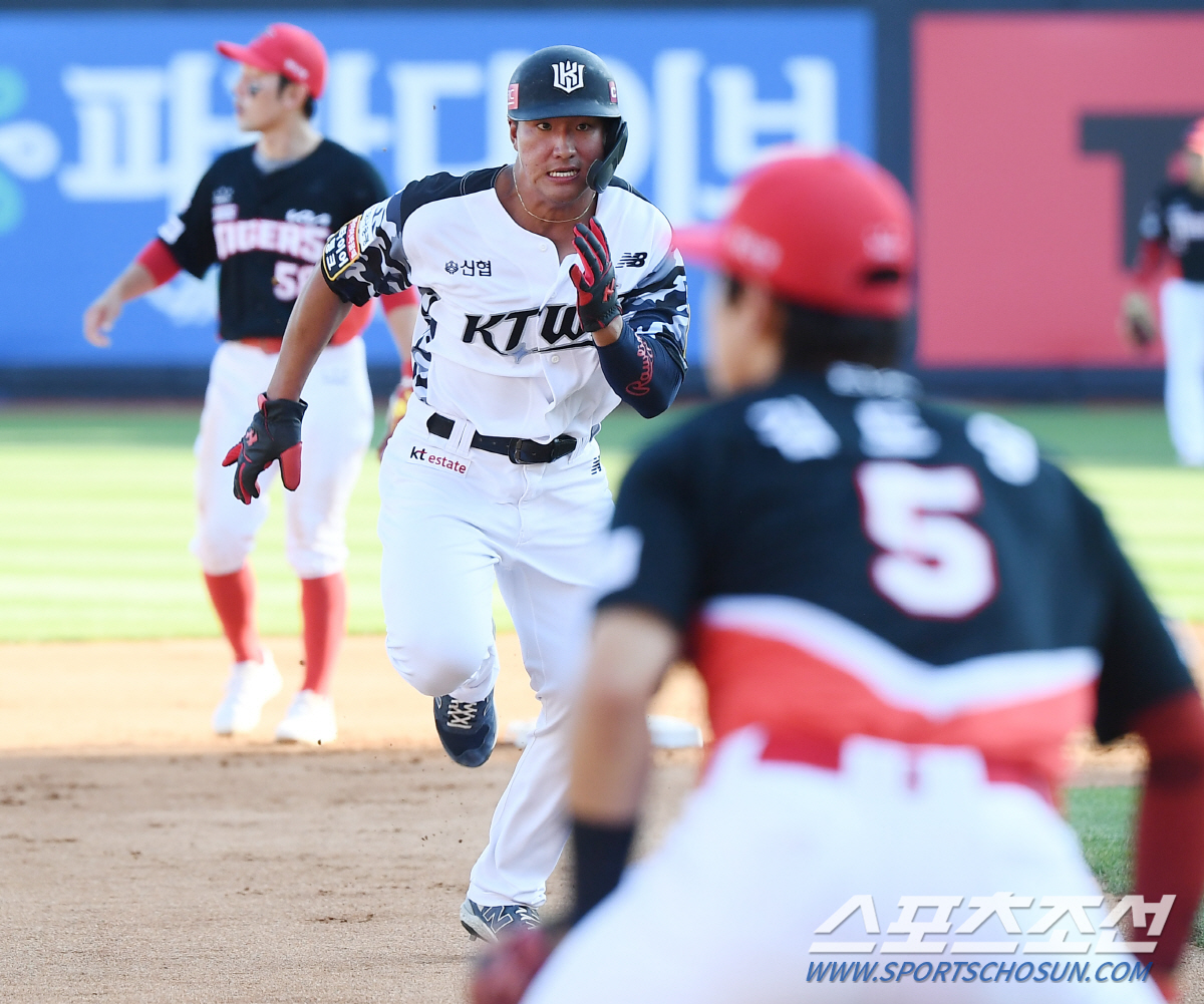 '형 같은데?' 천재 타자가 엄지 치켜든 터미네이터, 130m 홈런포를 …