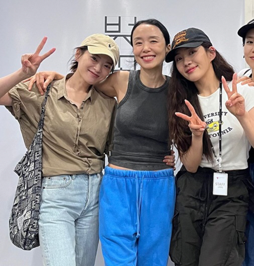 천우희, 전도연 27년만 연극 복귀 응원..여배우들의 우정