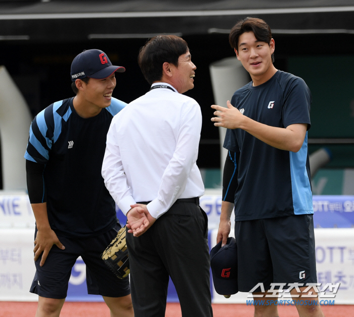 '롯데 대선배의 흐뭇한 미소' 대도 전준호 반긴 고승민과 나승엽...'잘…