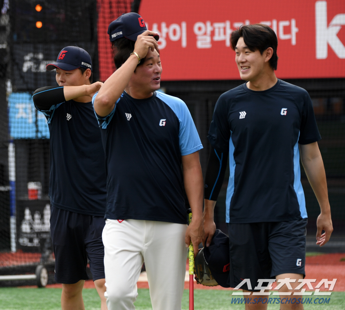 '롯데 대선배의 흐뭇한 미소' 대도 전준호 반긴 고승민과 나승엽...'잘…