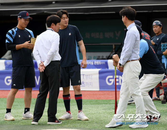 '롯데 대선배의 흐뭇한 미소' 대도 전준호 반긴 고승민과 나승엽...'잘…