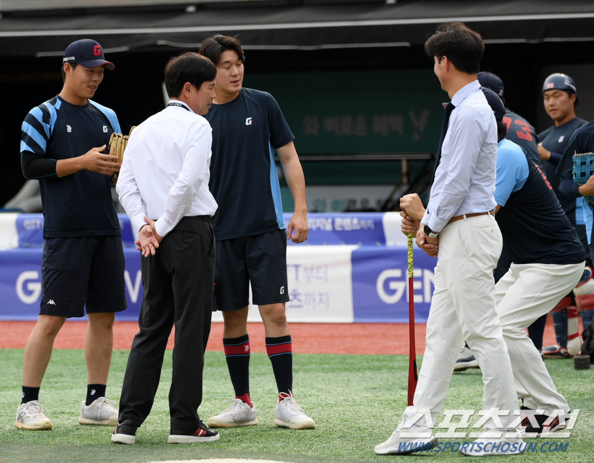 '롯데 대선배의 흐뭇한 미소' 대도 전준호 반긴 고승민과 나승엽...'잘…