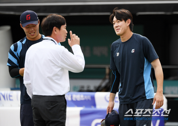 '롯데 대선배의 흐뭇한 미소' 대도 전준호 반긴 고승민과 나승엽...'잘…