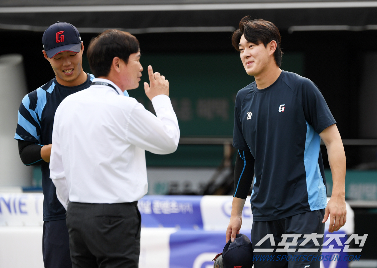 '롯데 대선배의 흐뭇한 미소' 대도 전준호 반긴 고승민과 나승엽...'잘…