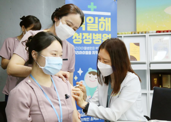 우리아이들의료재단 의료진 포함, 전직원 백일해 예방접종 실시…'청정병원 …