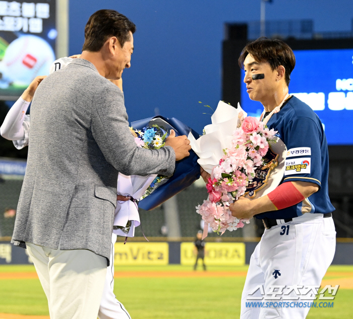 야구팬 모두 한마음으로 축하, 2505안타 숨은 조력자-레전드도 한 자리…