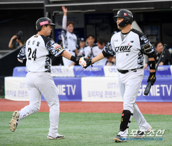 '솔로포 7개+김태형 퇴장+212분 혈투' 김원중 끝내기 폭투! KT, …