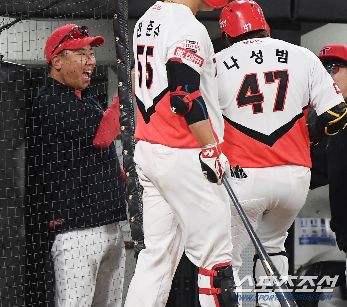 '1군 말소된 선수가 거기서 왜 나와?' 역대급 물폭탄으로 후배 첫 홀드…