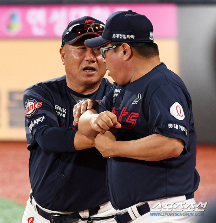 '참을 만큼 참았다' 석연치 않은 판정에 결국 폭발한 김태형 감독...'…