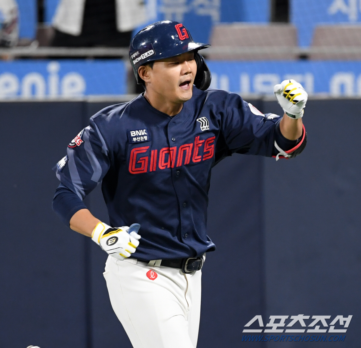 '9회 터진 극적인 동점포' 30경기 연속 안타 행진 손호영...퇴장당한…