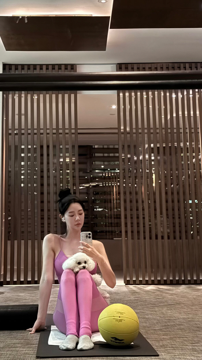 클라라, 원조 레깅스 여신답네..넘치는 볼륨감+한줌 허리 자랑