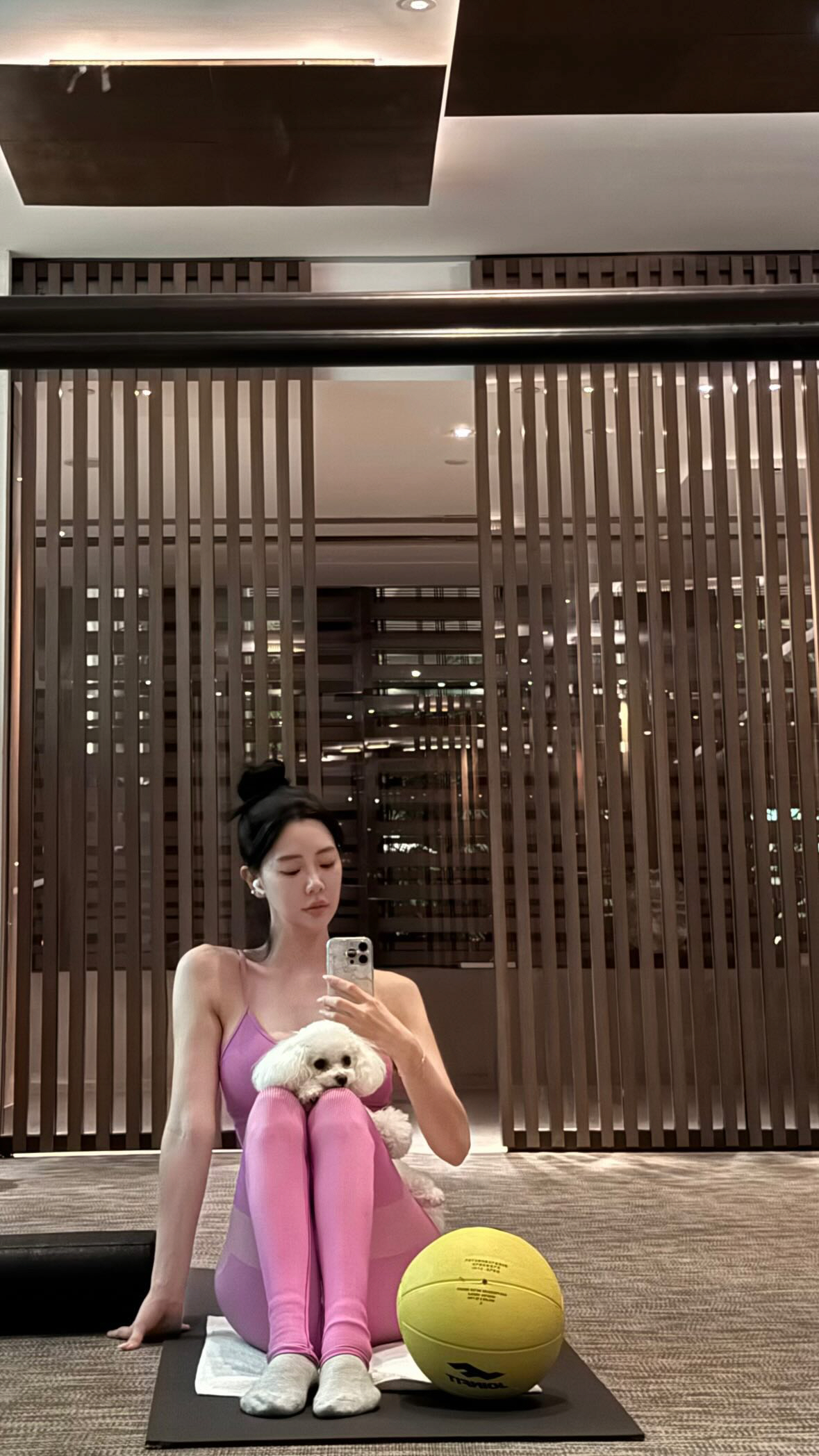 클라라, 원조 레깅스 여신답네..넘치는 볼륨감+한줌 허리 자랑