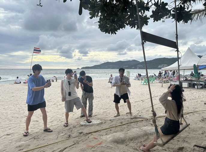 김혜윤, 선재는 없지만...사진 찍어주는 오빠들 덕에 행복한 '마멜공주'