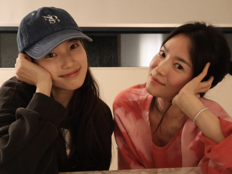 "예쁜 수지♥" 송혜교·수지, '13살 나이차' 뛰어넘은 예쁜 우정  […
