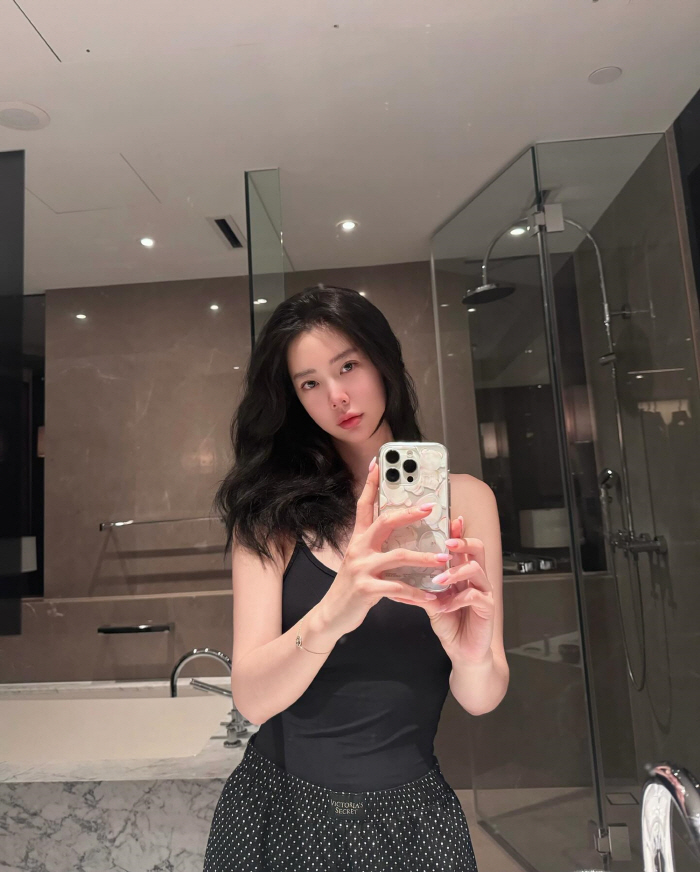 클라라, 압도적 몸매 비결.."이렇게 운동을 하니 몸매 안좋을수가"