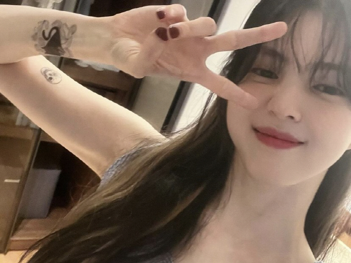 한소희, 2천만원 들여 문신 지웠는데…쇄골→팔에 또 새겼네 '치명적 퇴폐…