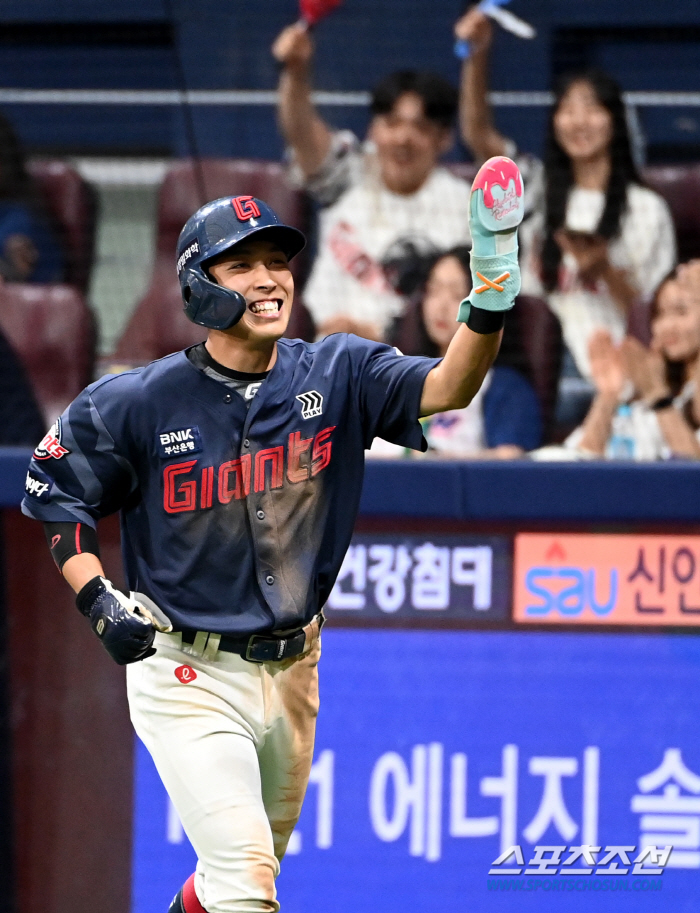 '뜨거운 포옹에 브로맨스 폭발' 황성빈 바람에 응답한 윤동희, 한점이 이…