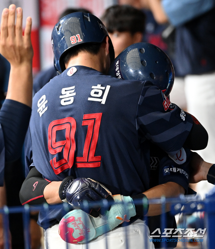 '뜨거운 포옹에 브로맨스 폭발' 황성빈 바람에 응답한 윤동희, 한점이 이…