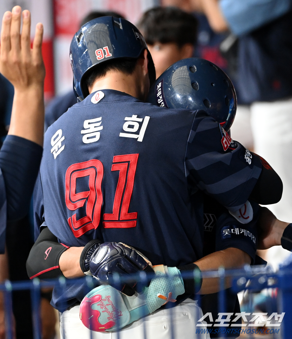 '뜨거운 포옹에 브로맨스 폭발' 황성빈 바람에 응답한 윤동희, 한점이 이…