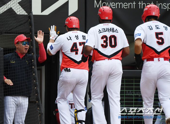 더블헤더 1승1패 마무리, KIA 이범호 감독 "김도영 20-20 축하"…
