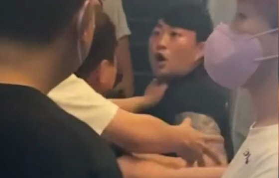 "돈 있으면 쳐" 김호중, 쇠파이프 들고 욕설+몸싸움 논란[SC이슈]