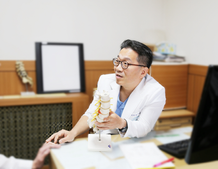 척추 압박골절, 넘어진 적 없어도 생기는 이유