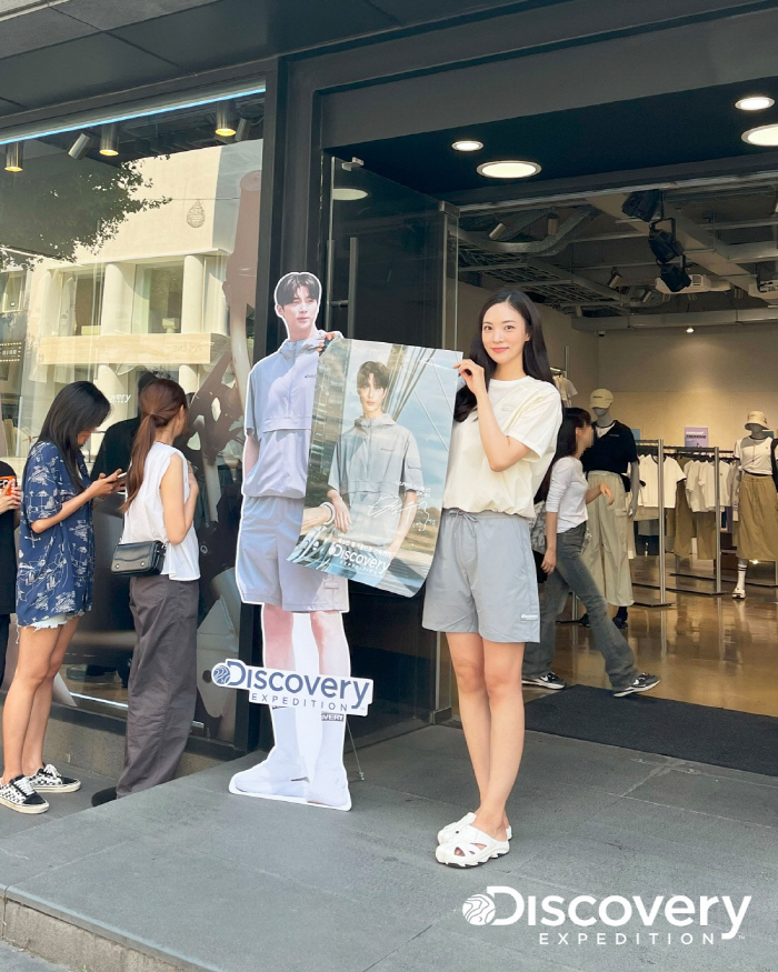 '변우석 브로마이드' 받을래?…디스커버리 매장 '오픈런'
